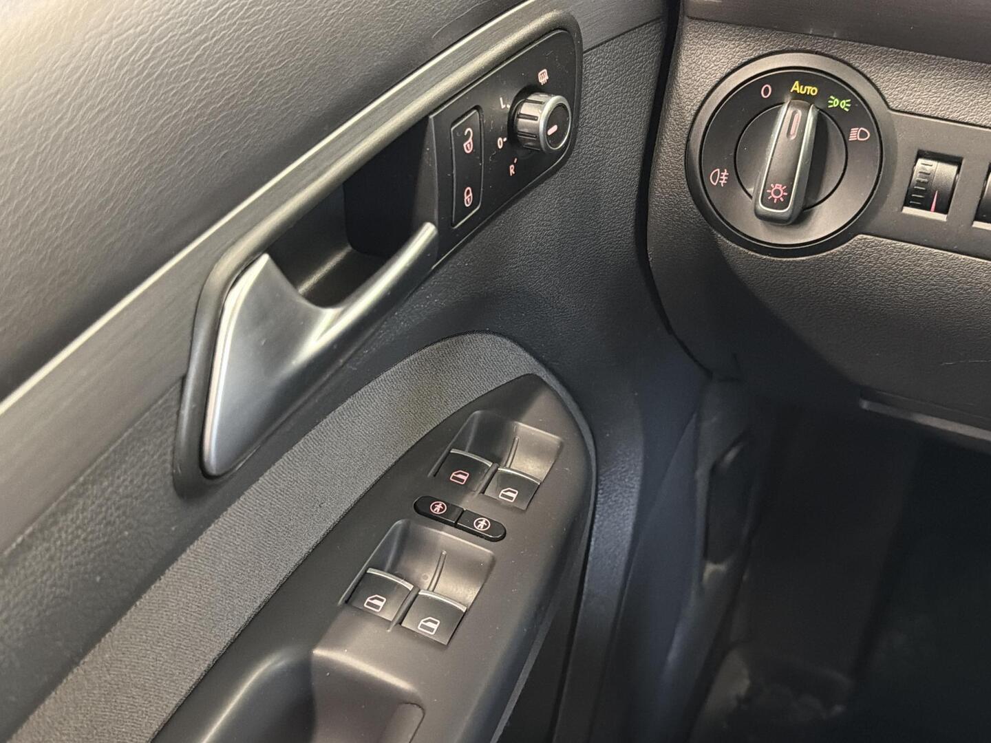 VOLKSWAGEN Touran 2015