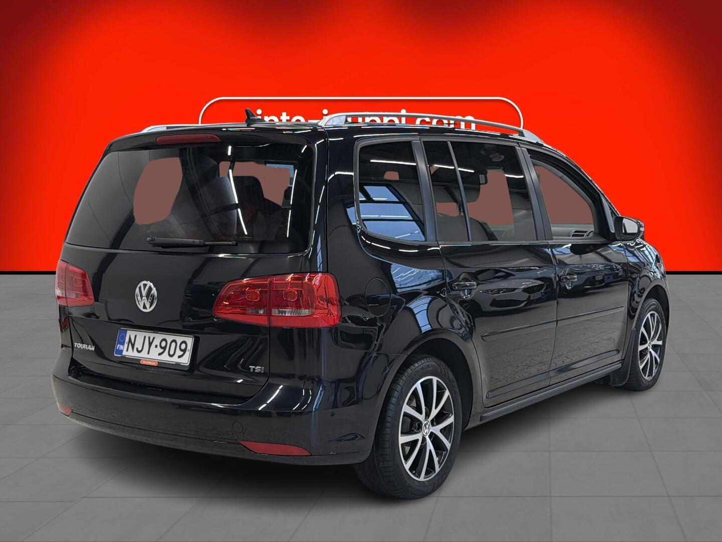 VOLKSWAGEN Touran 2015