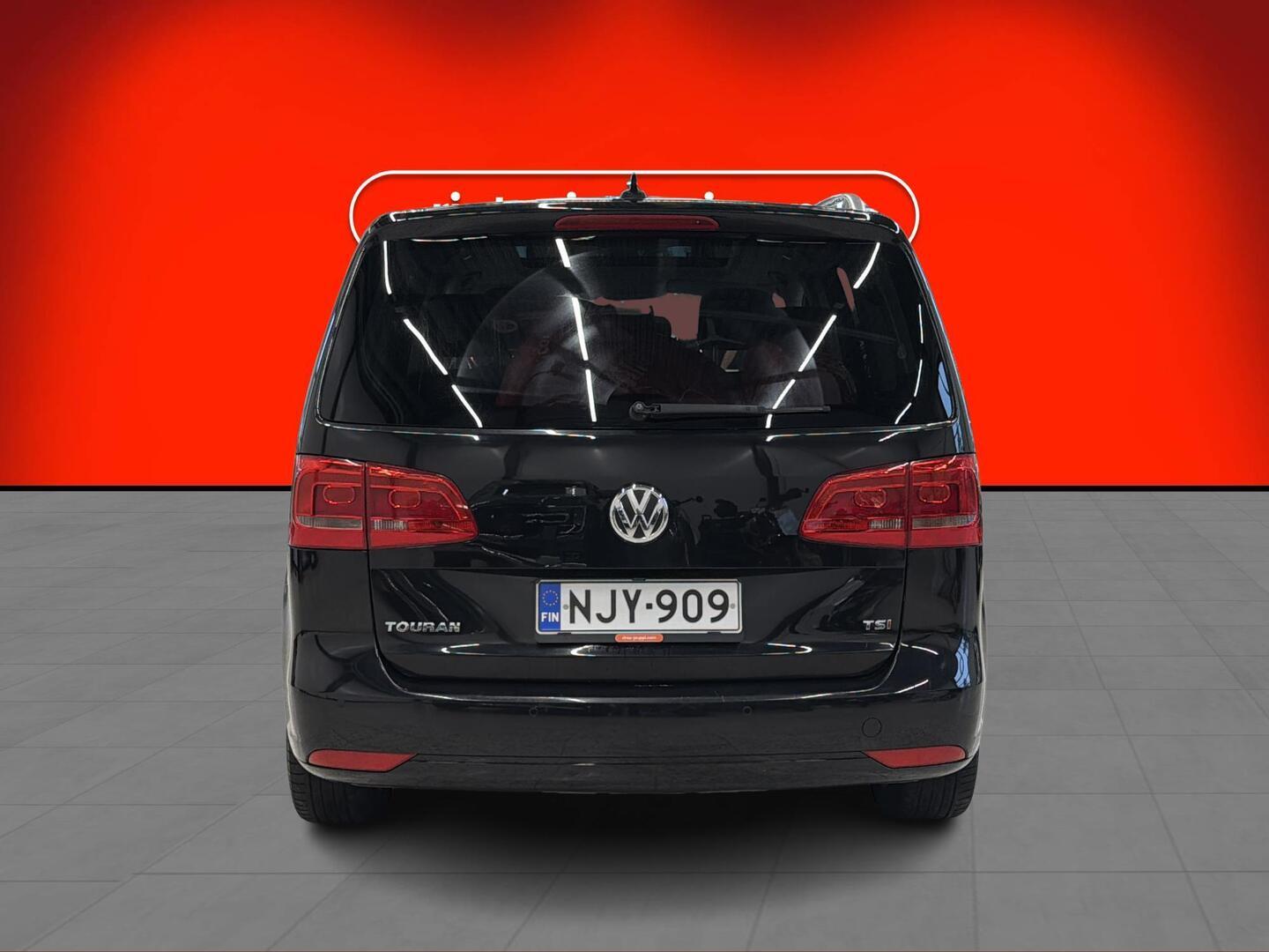 VOLKSWAGEN Touran 2015