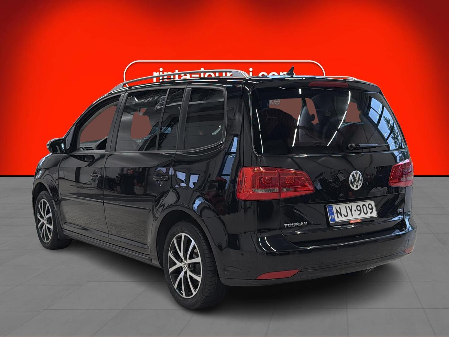 VOLKSWAGEN Touran 2015