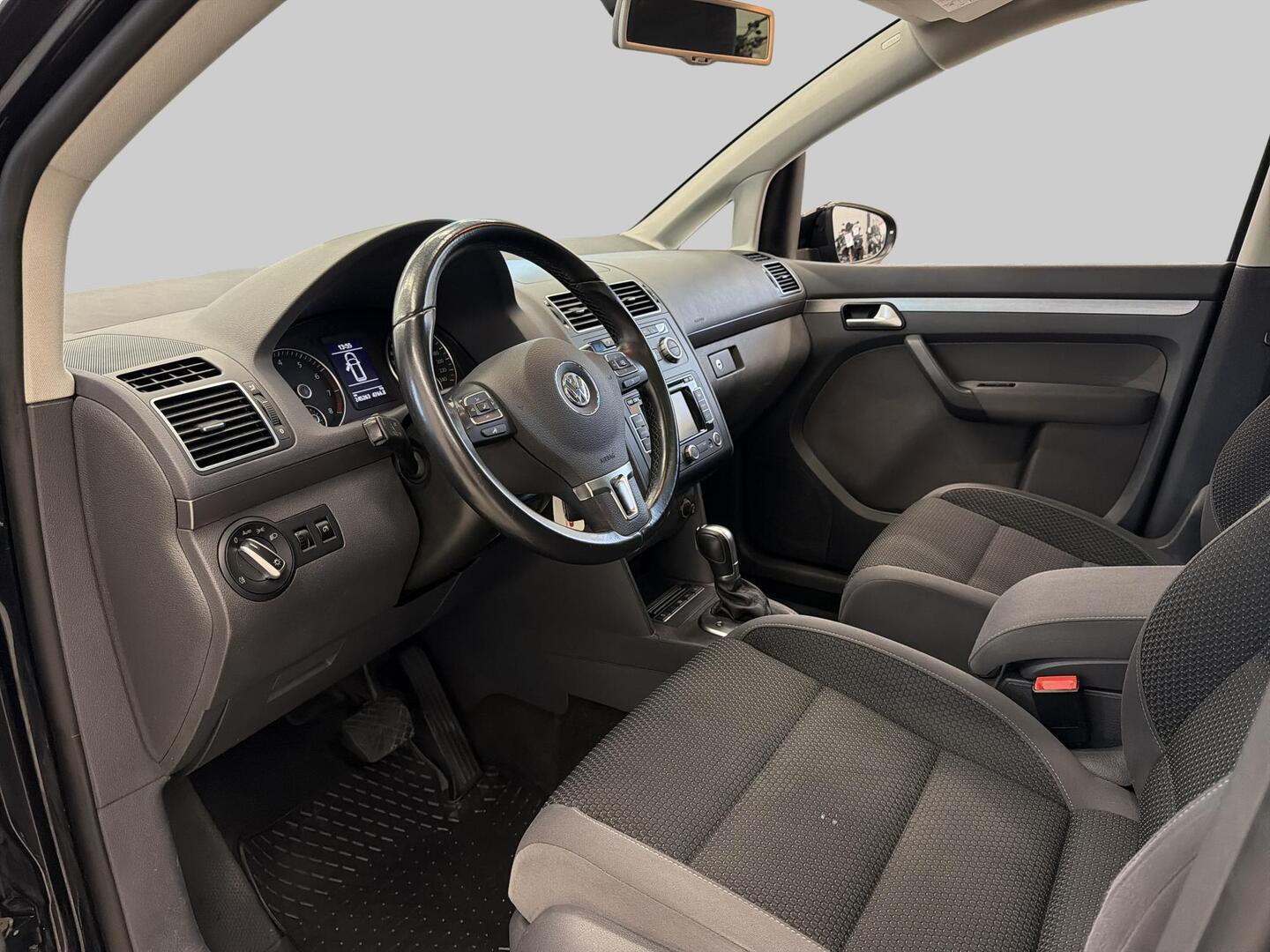 VOLKSWAGEN Touran 2015