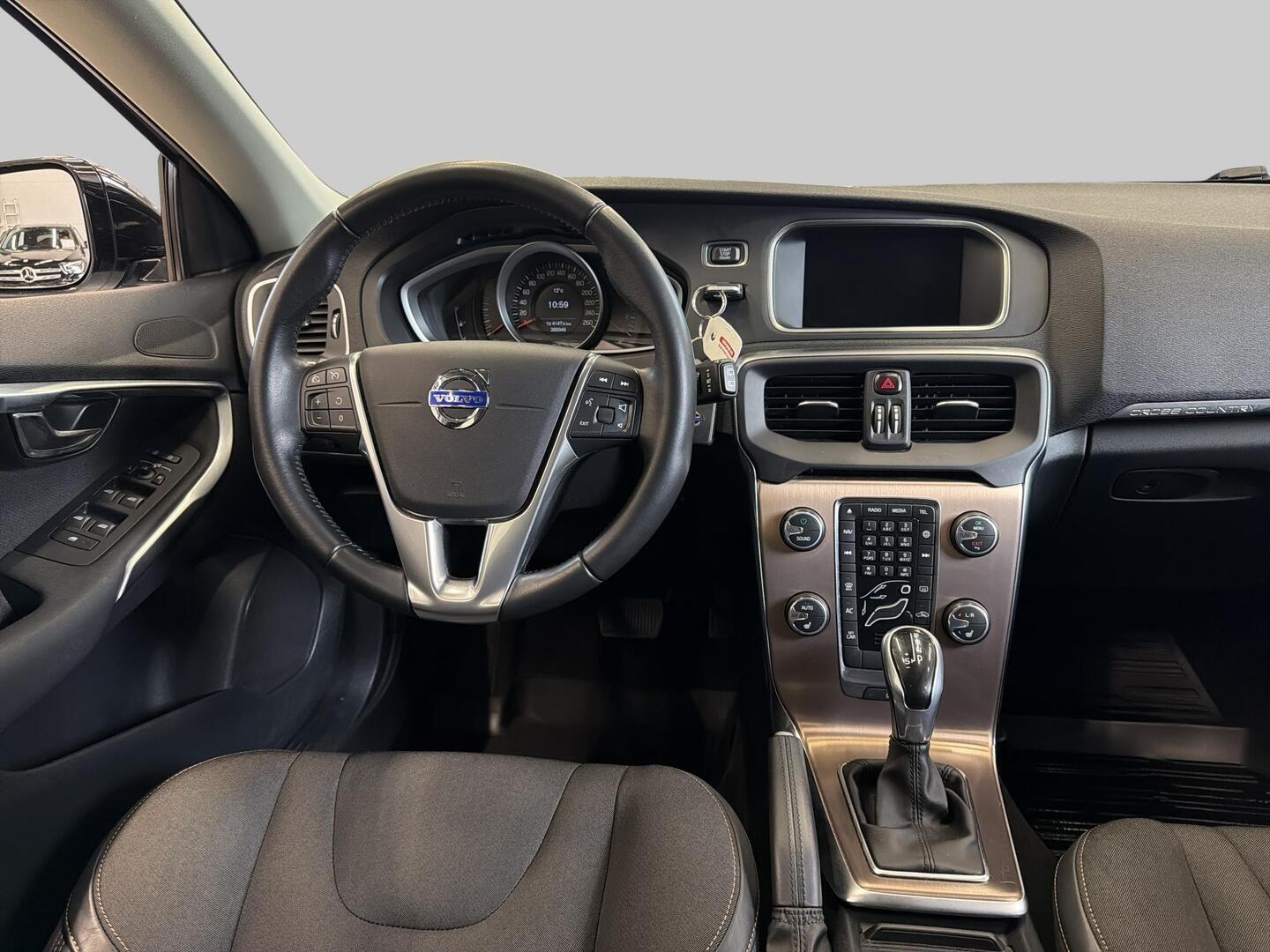 VOLVO V40 Cross Country 2016