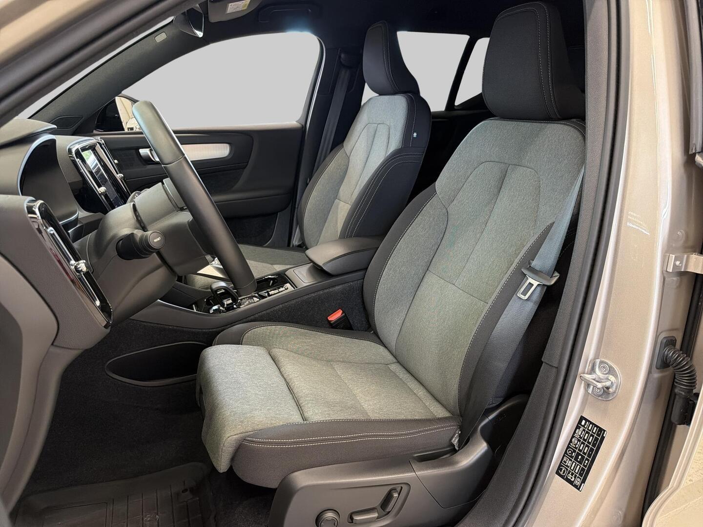 VOLVO XC40 2024