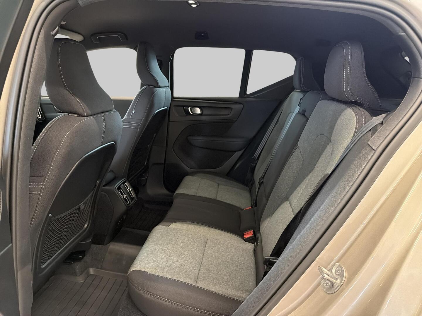 VOLVO XC40 2024