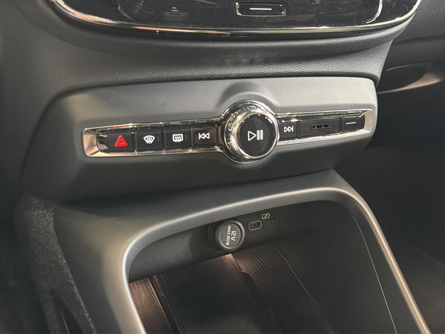 VOLVO XC40 2024
