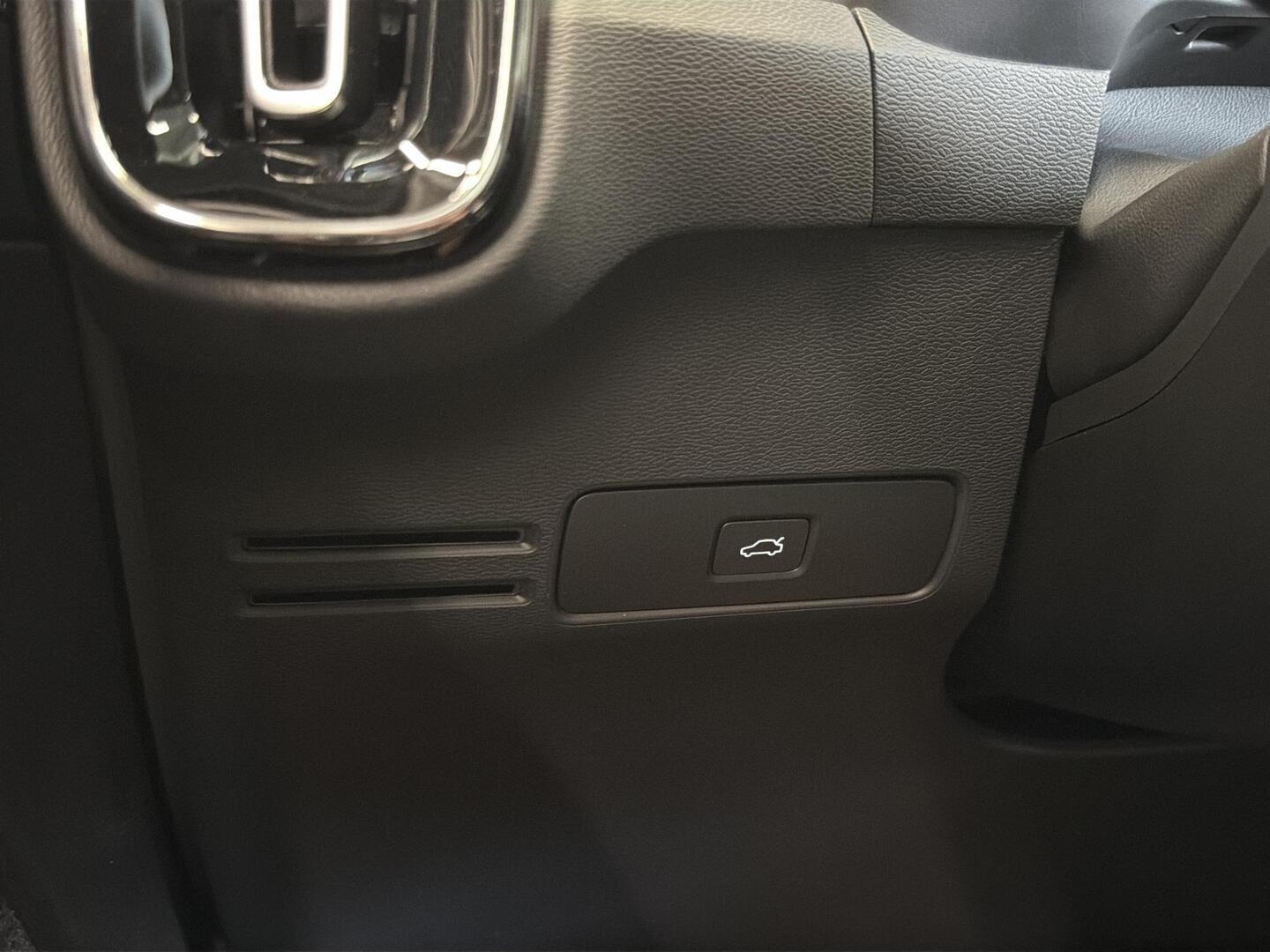 VOLVO XC40 2024