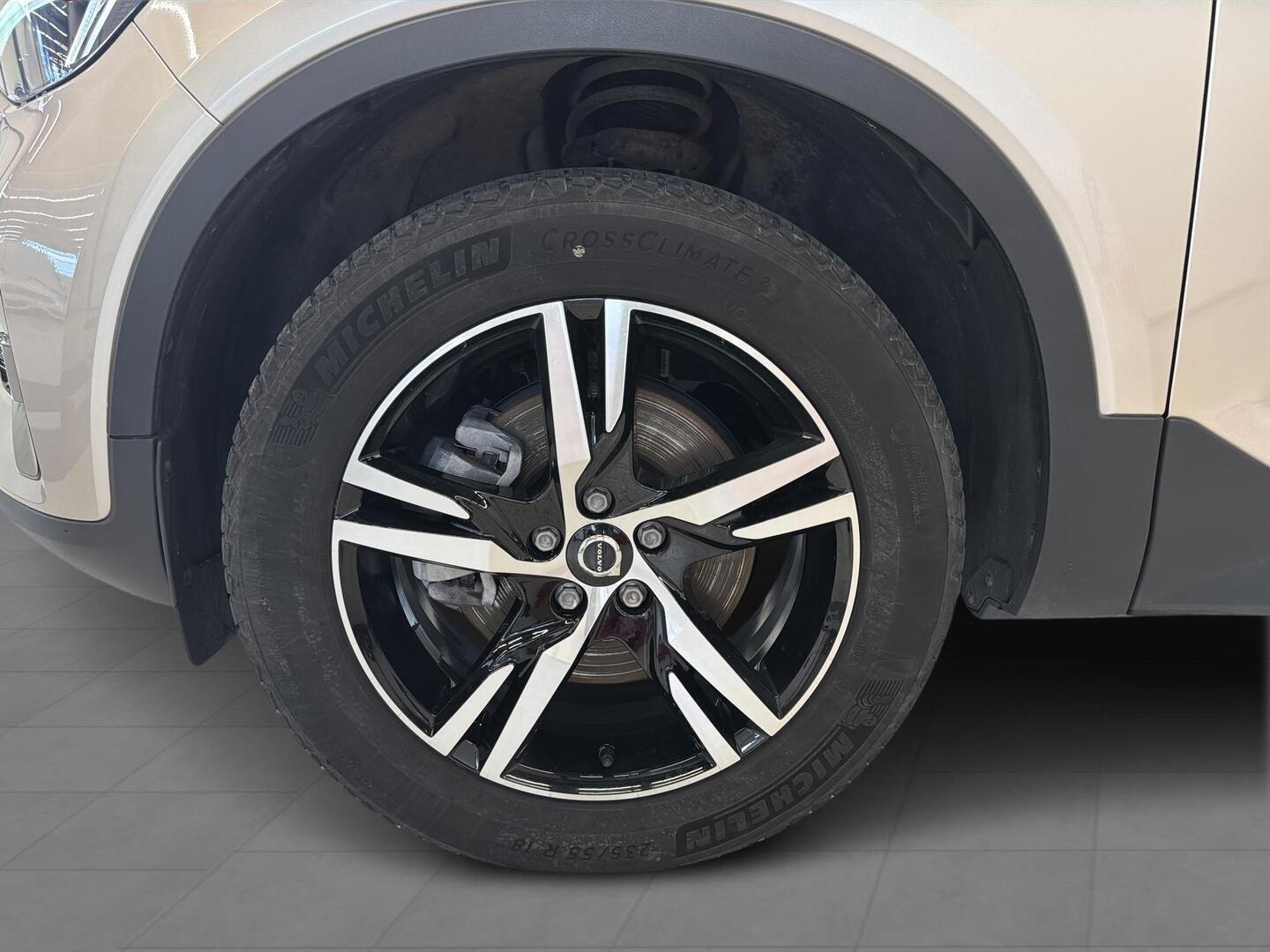 VOLVO XC40 2024
