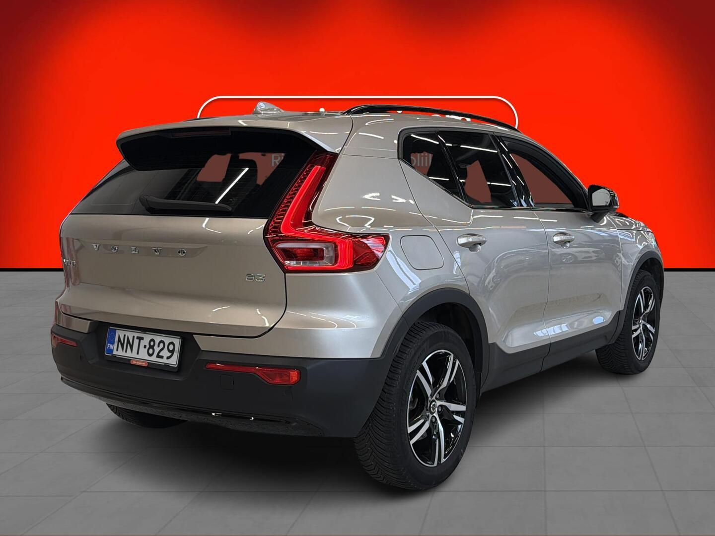 VOLVO XC40 2024