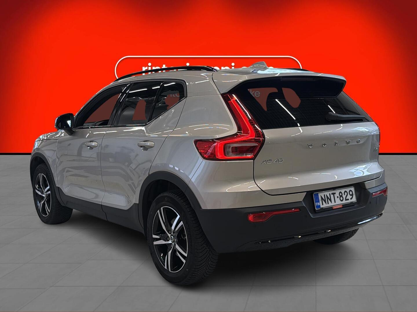 VOLVO XC40 2024