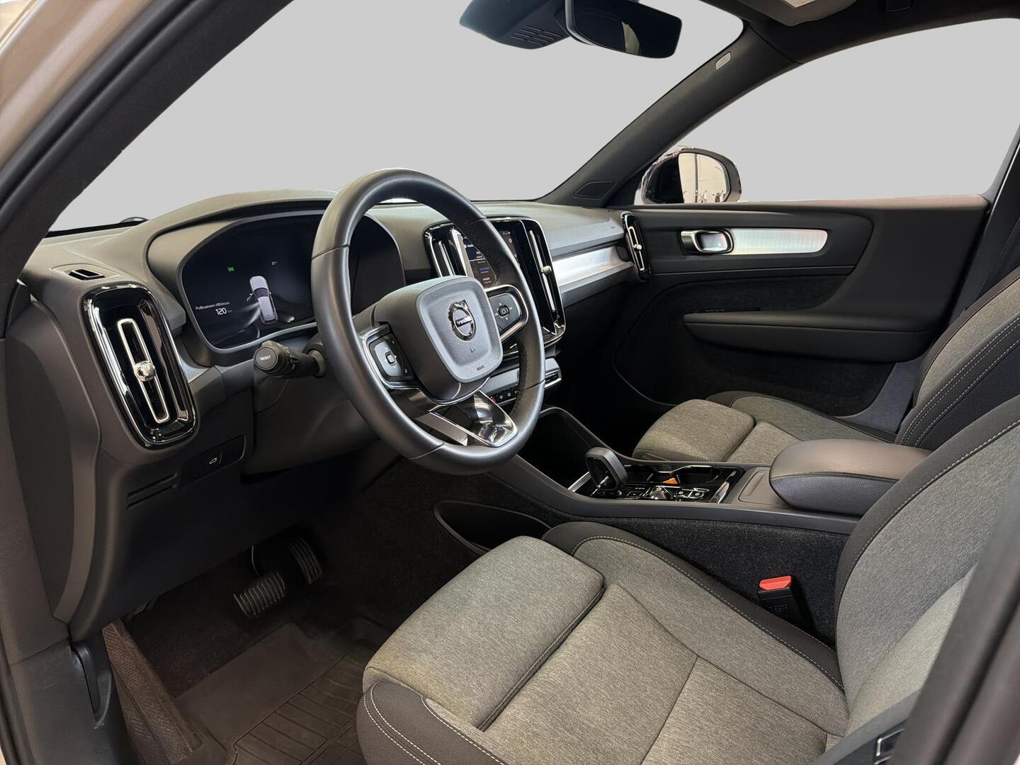 VOLVO XC40 2024