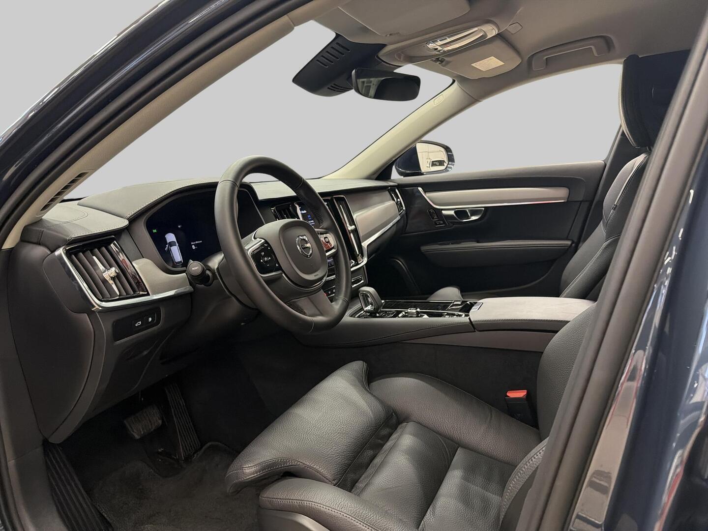 VOLVO V90 2025