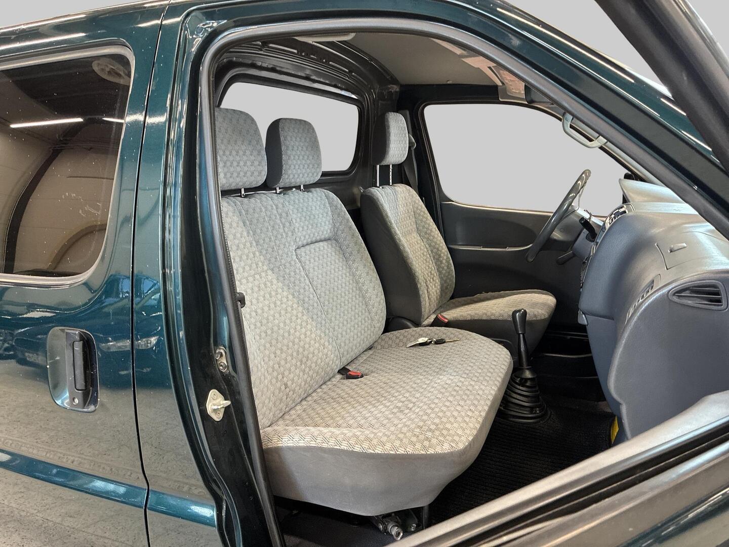 TOYOTA Hiace 2005