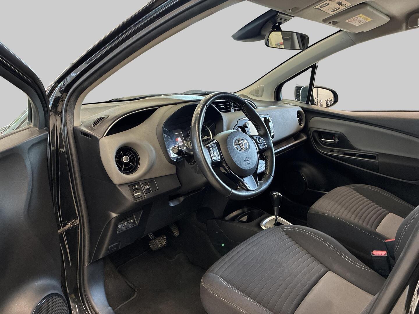 TOYOTA Yaris 2017