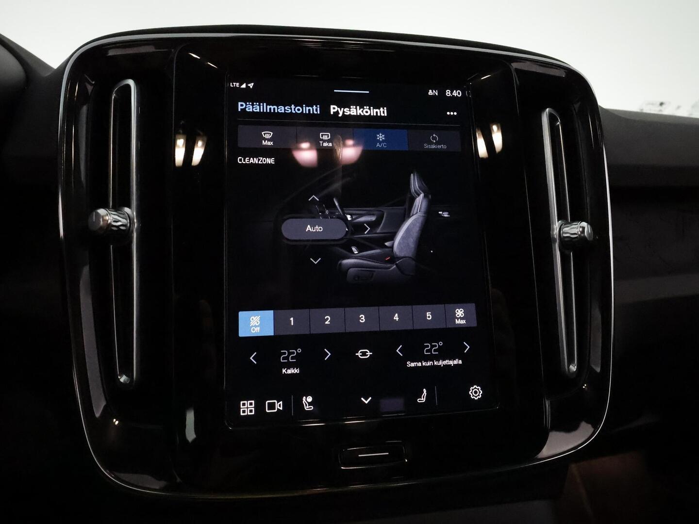 VOLVO XC40 2023
