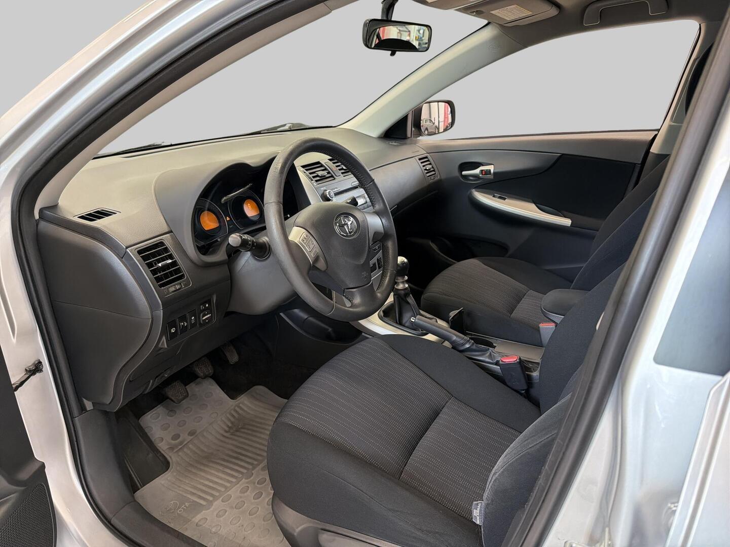 TOYOTA Corolla 2010