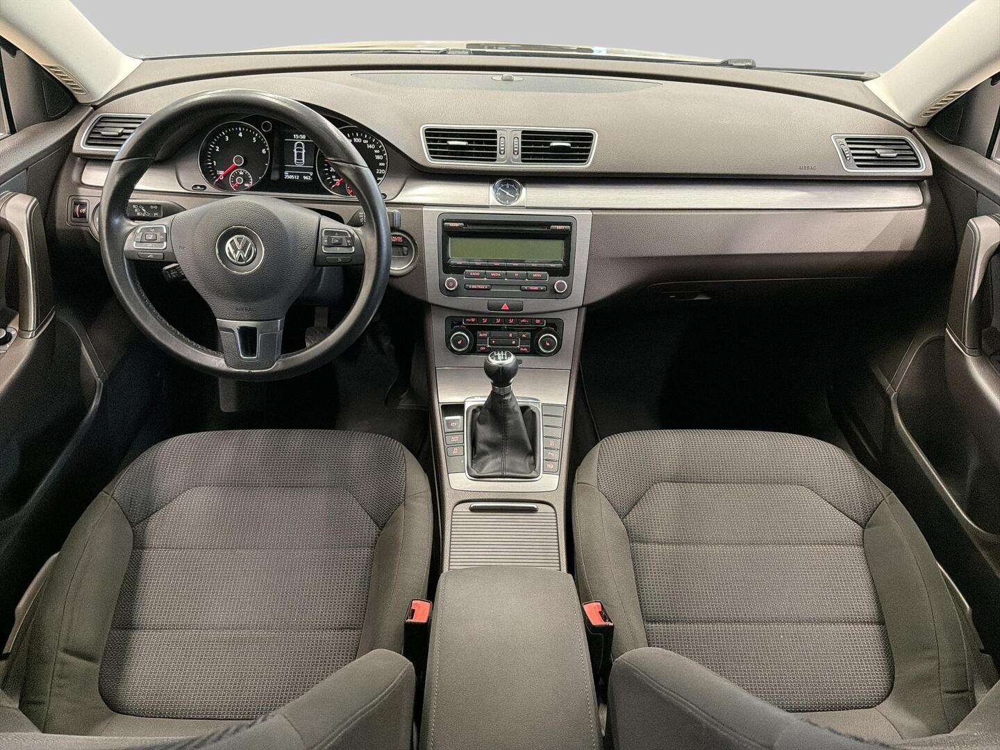 VOLKSWAGEN Passat 2011