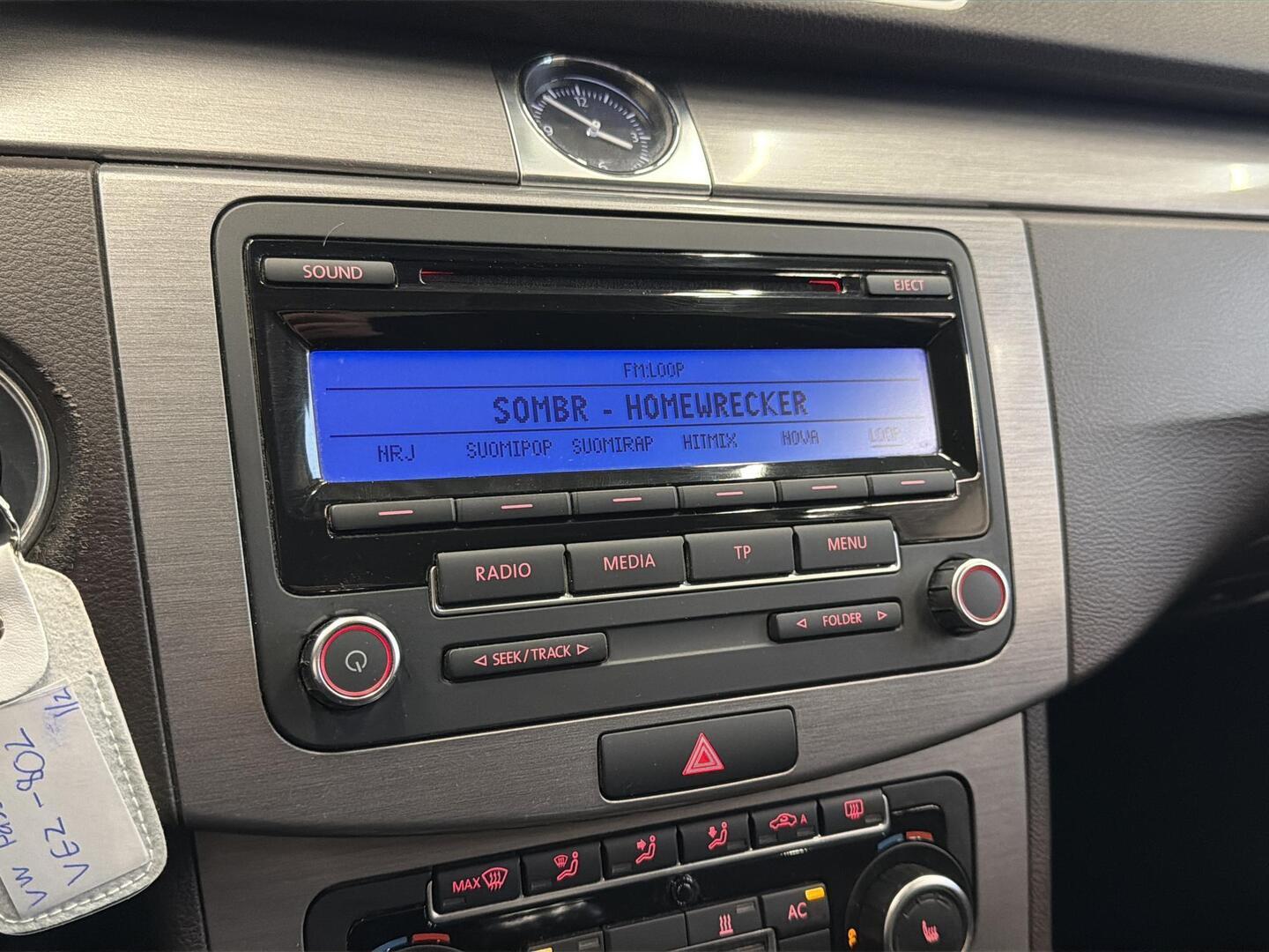 VOLKSWAGEN Passat 2011