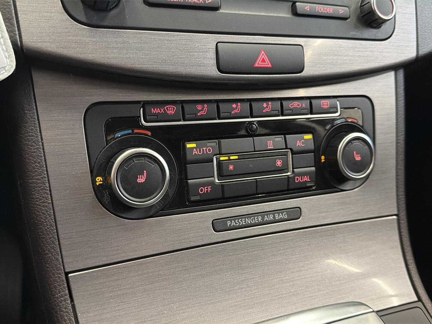 VOLKSWAGEN Passat 2011