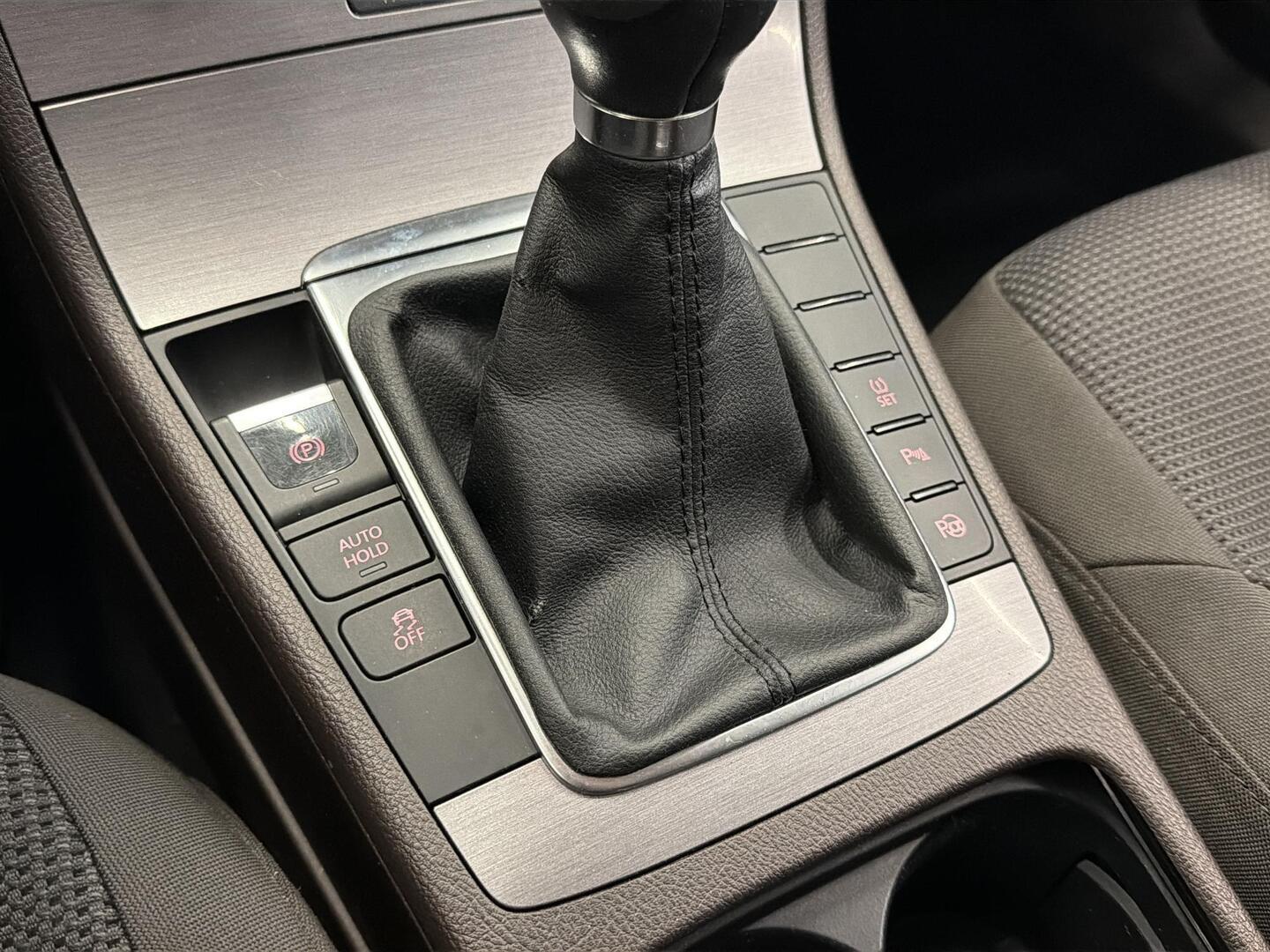 VOLKSWAGEN Passat 2011