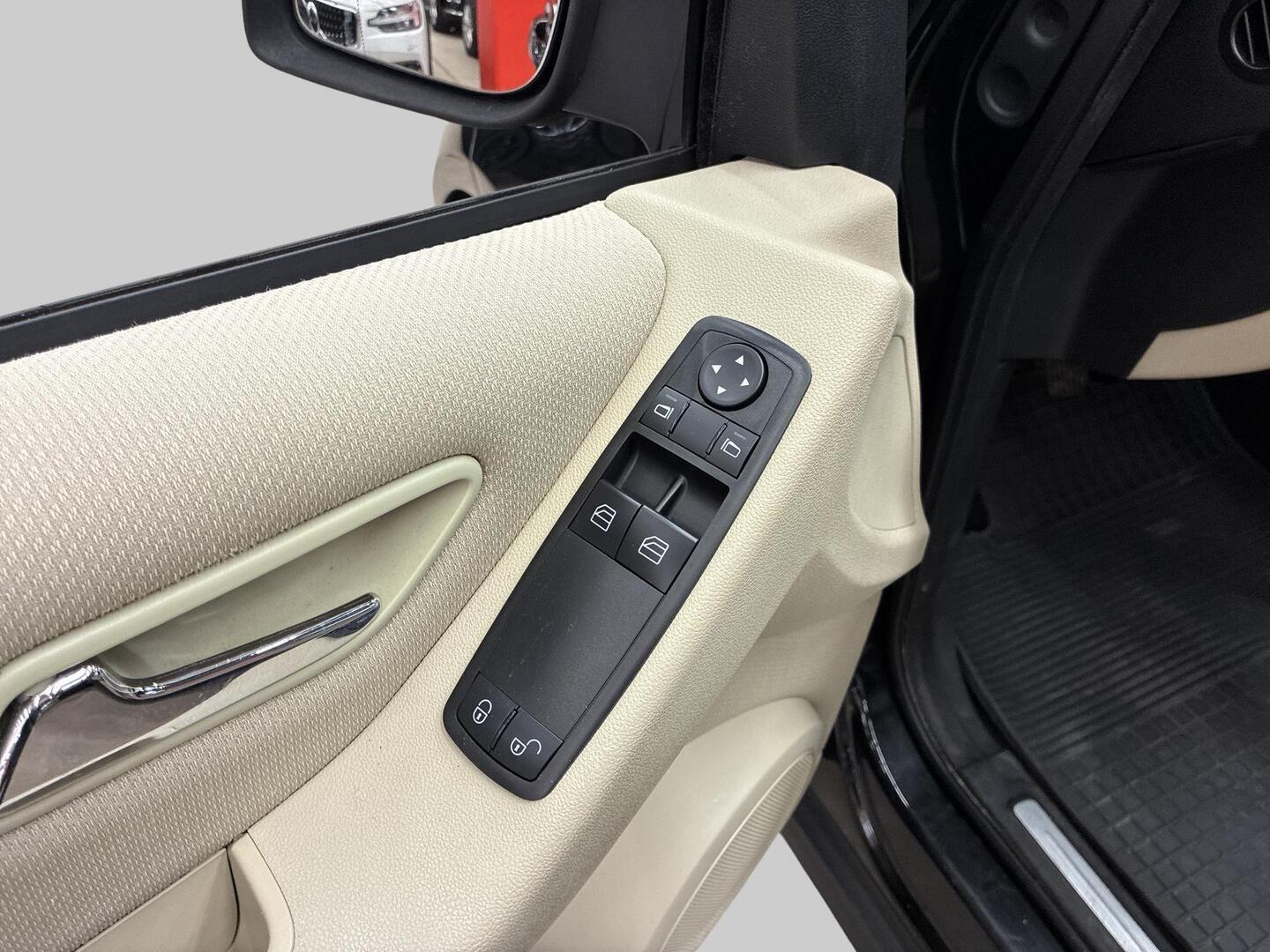 MERCEDES-BENZ A 2010