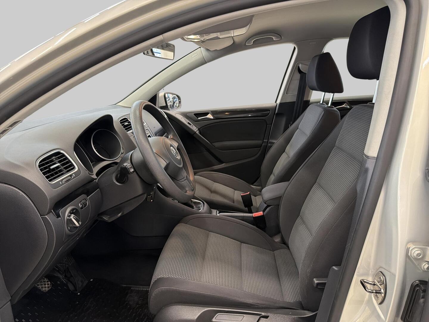 VOLKSWAGEN Golf 2012