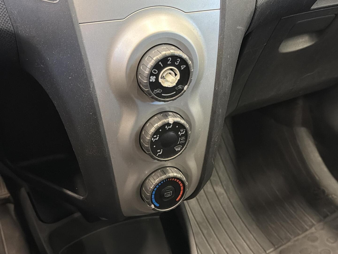 TOYOTA Yaris 2006