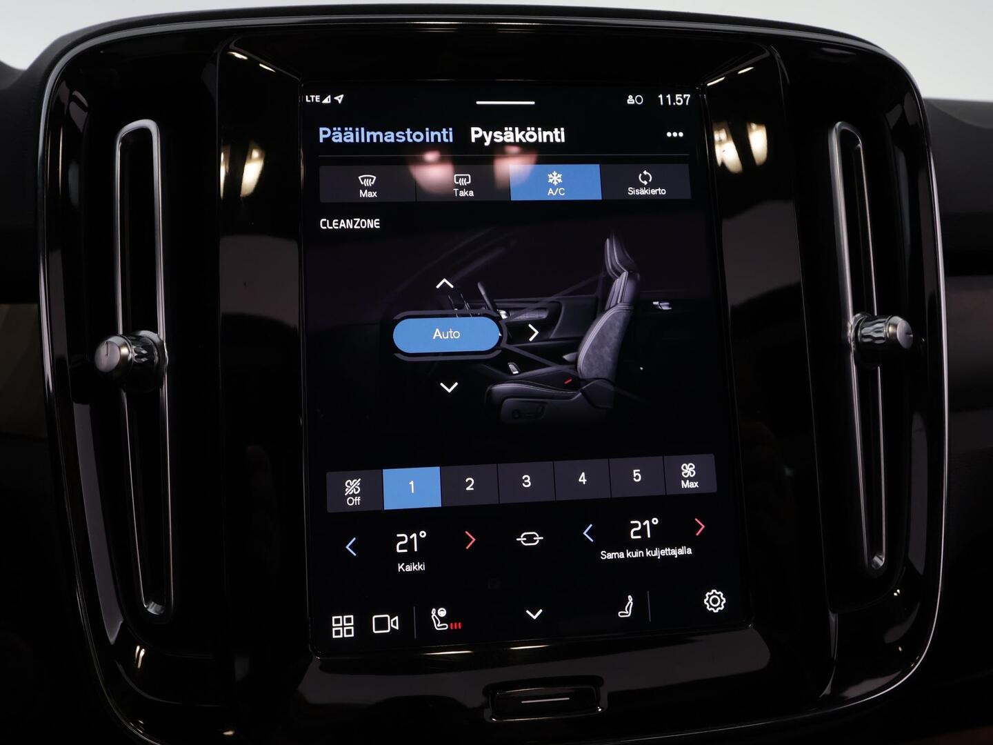 VOLVO XC40 2023