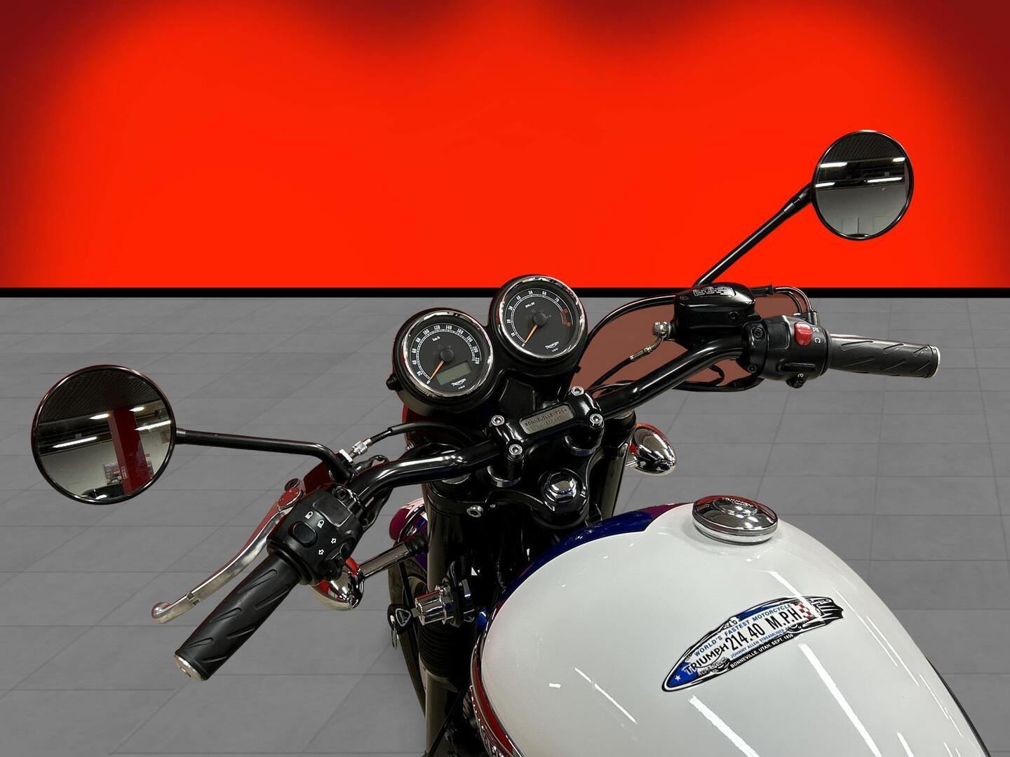 TRIUMPH BONNEVILLE 2015