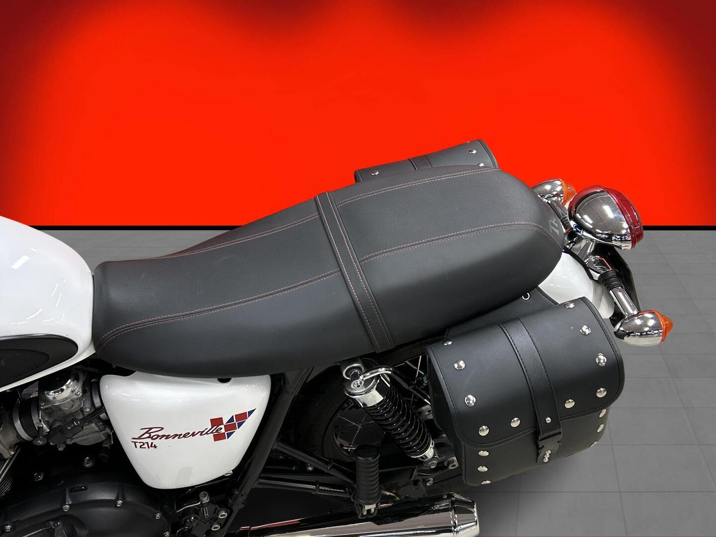 TRIUMPH BONNEVILLE 2015