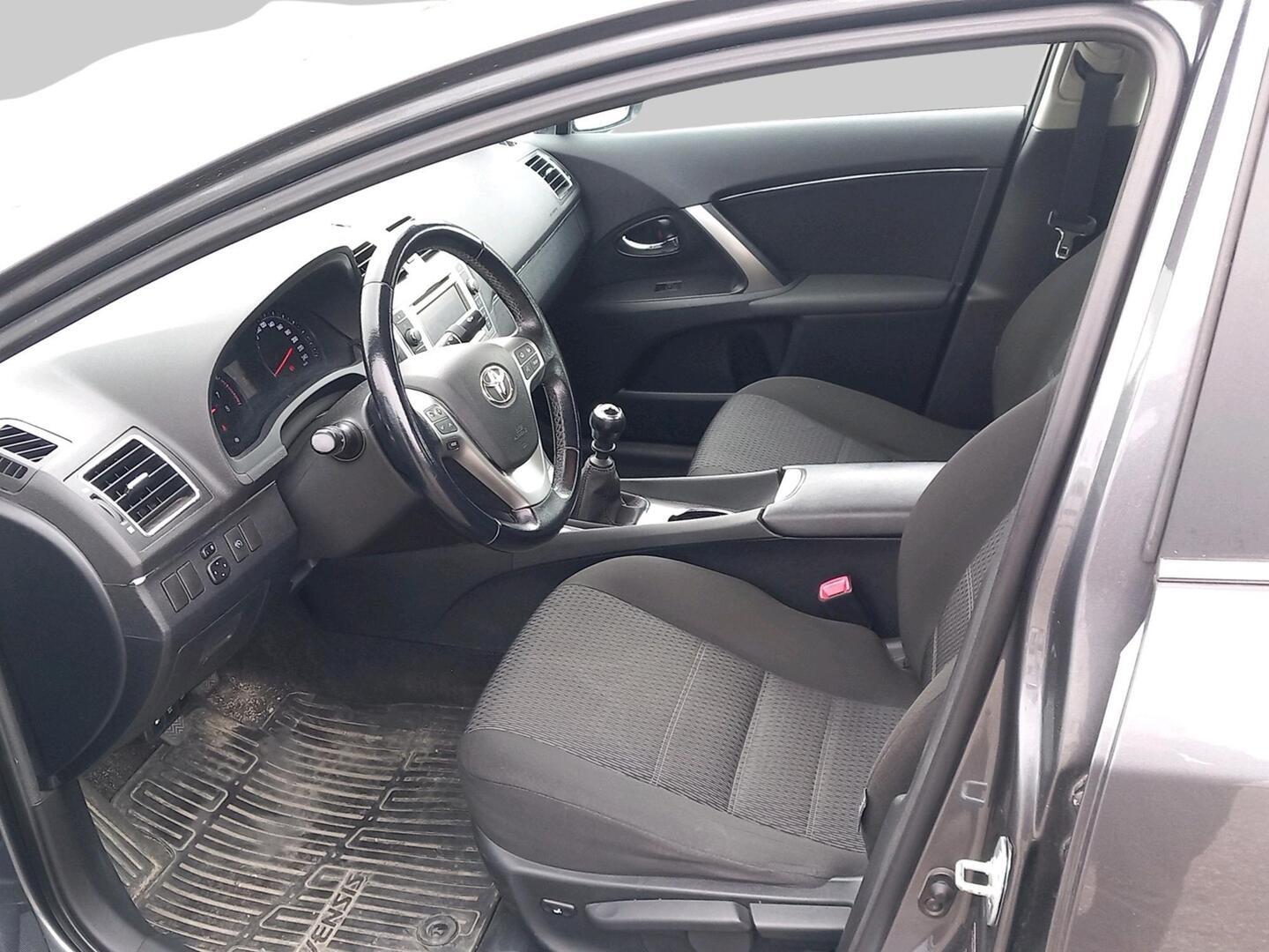 TOYOTA Avensis 2012