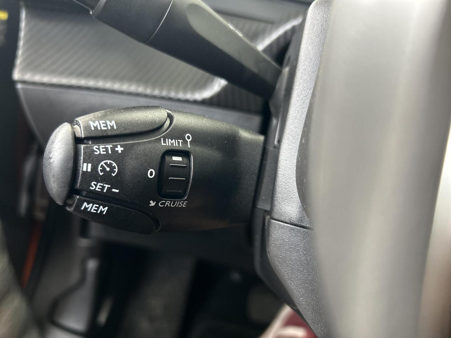 PEUGEOT e-2008 2023