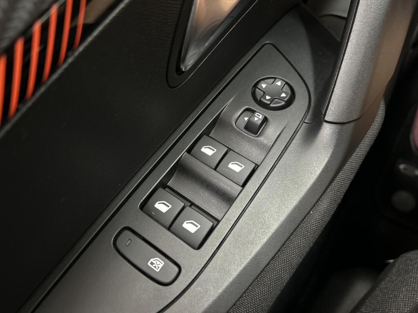 PEUGEOT e-2008 2023