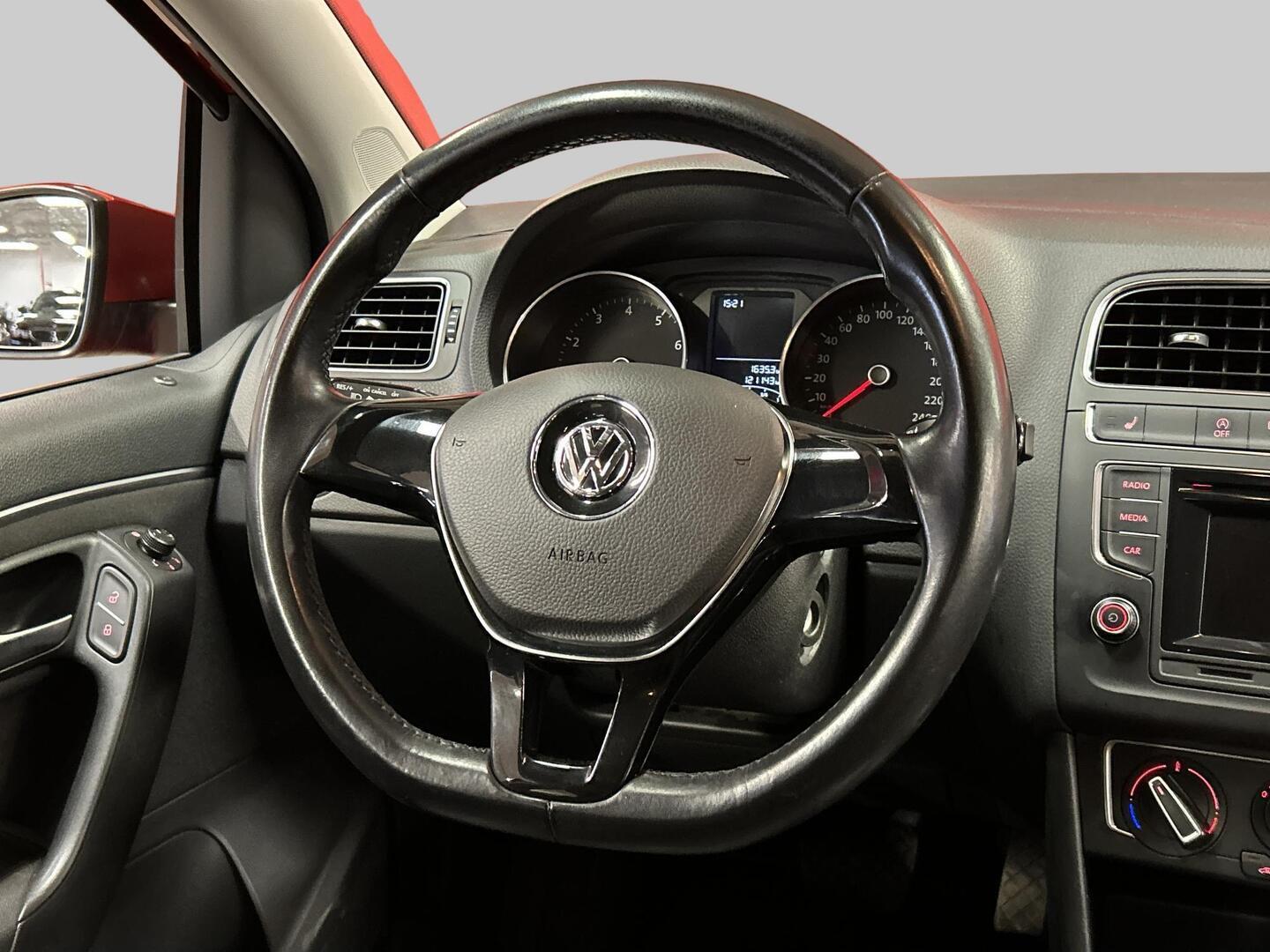 VOLKSWAGEN Polo 2015