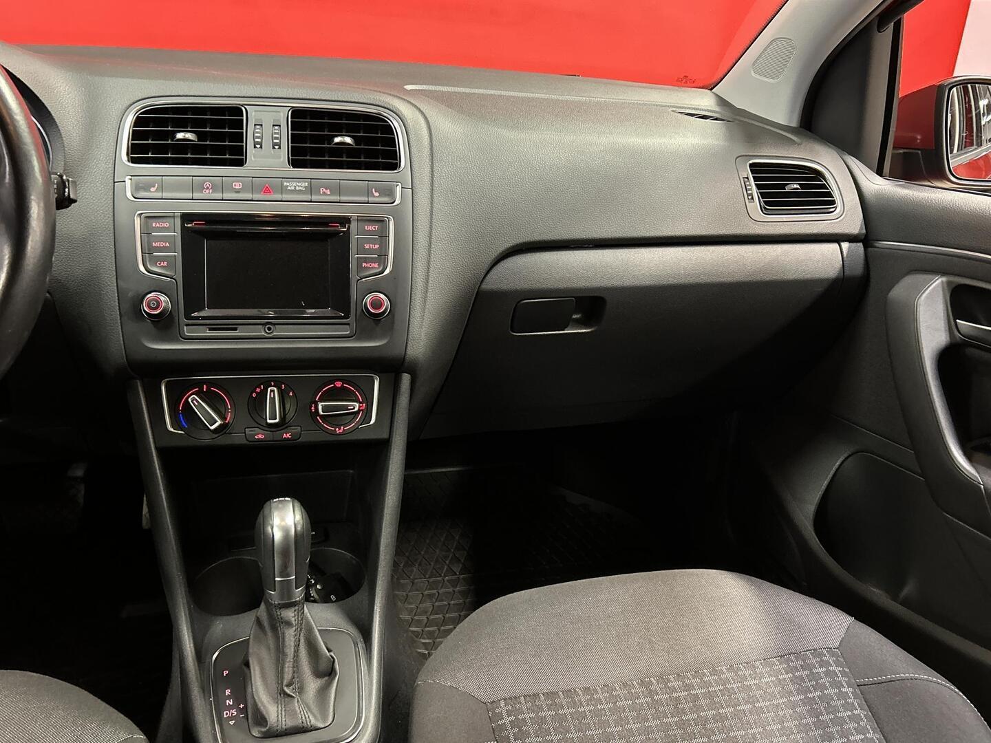 VOLKSWAGEN Polo 2015