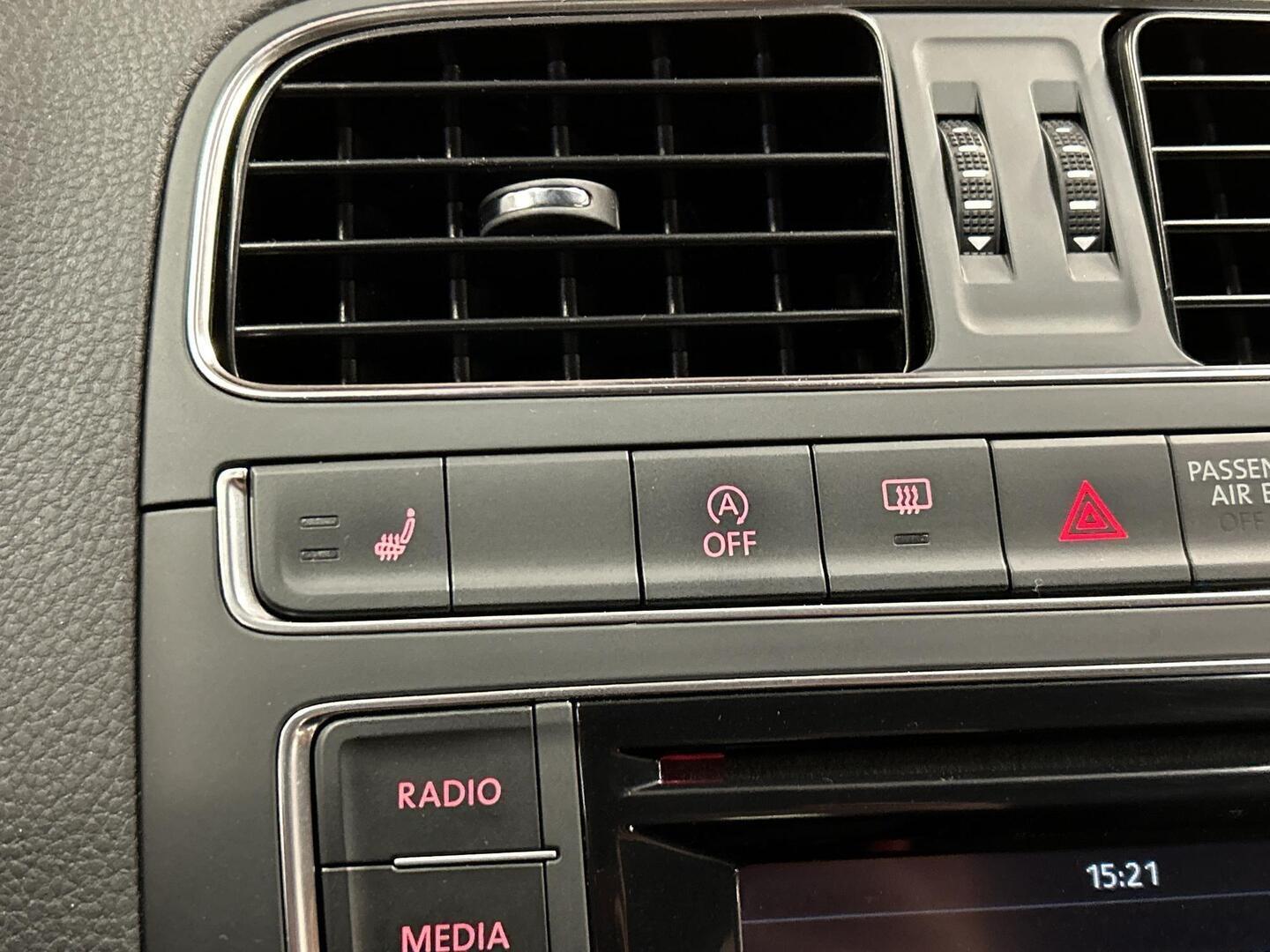 VOLKSWAGEN Polo 2015