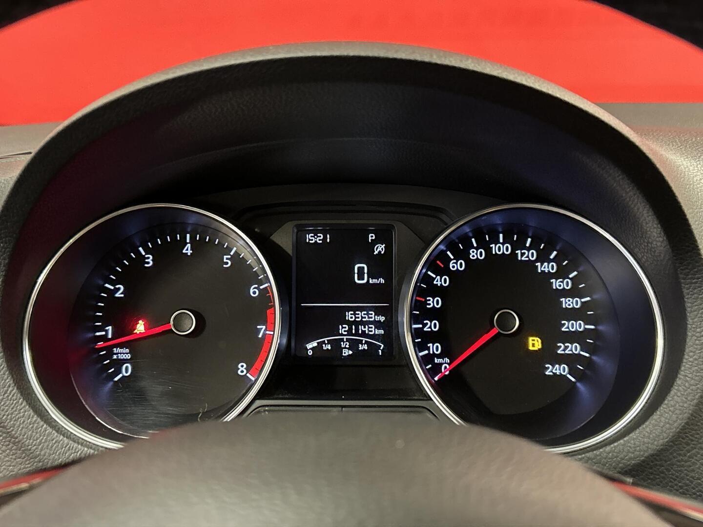 VOLKSWAGEN Polo 2015