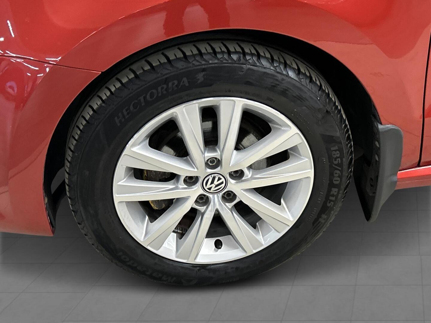 VOLKSWAGEN Polo 2015