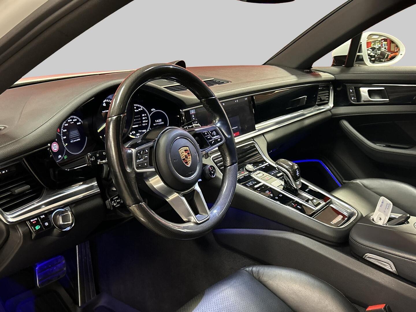 PORSCHE Panamera 2018