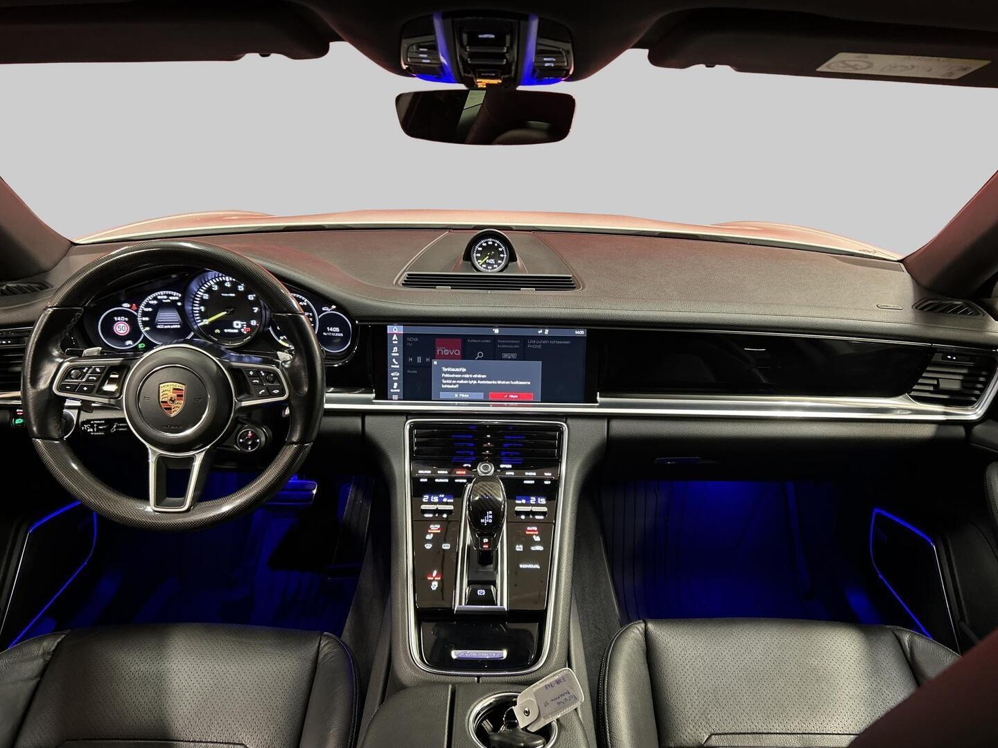 PORSCHE Panamera 2018