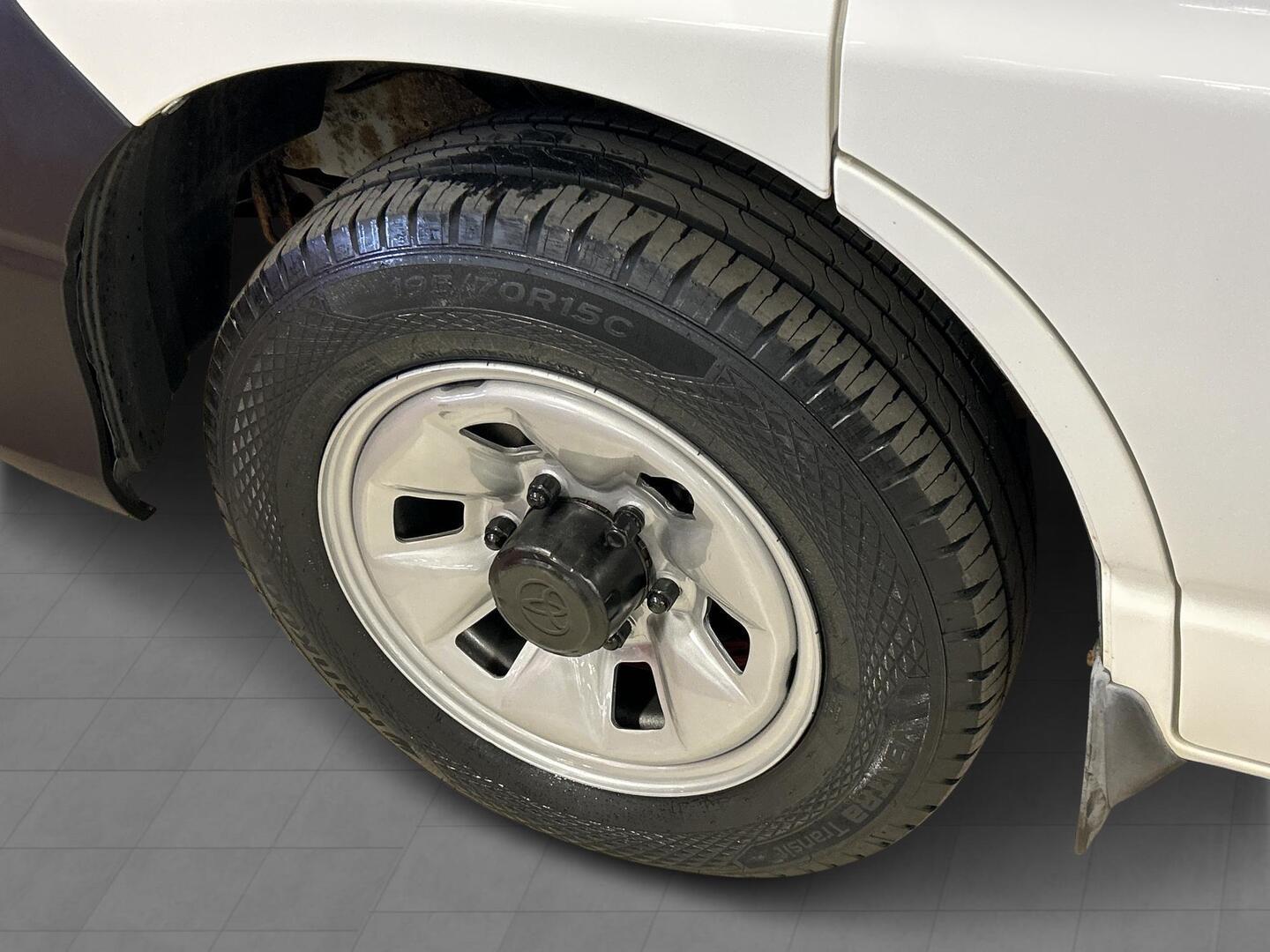 TOYOTA Hiace 2011