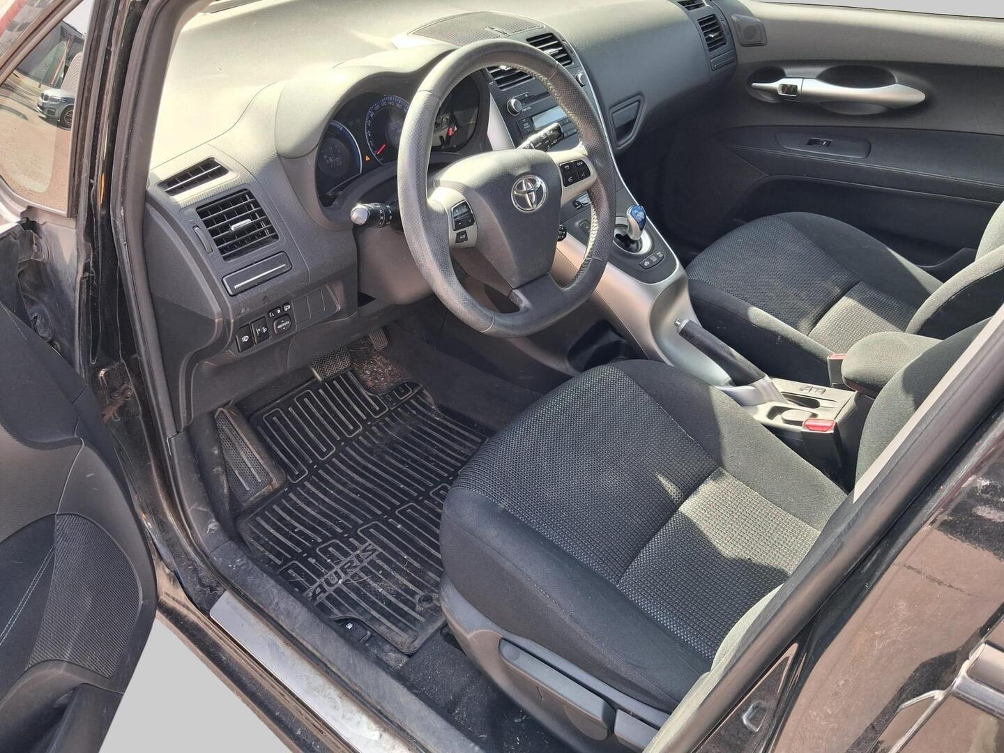 TOYOTA Auris 2011