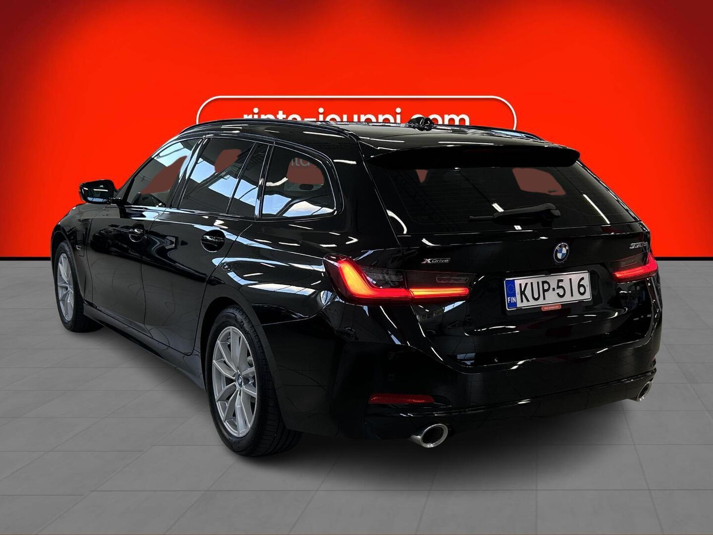 BMW 330 2023