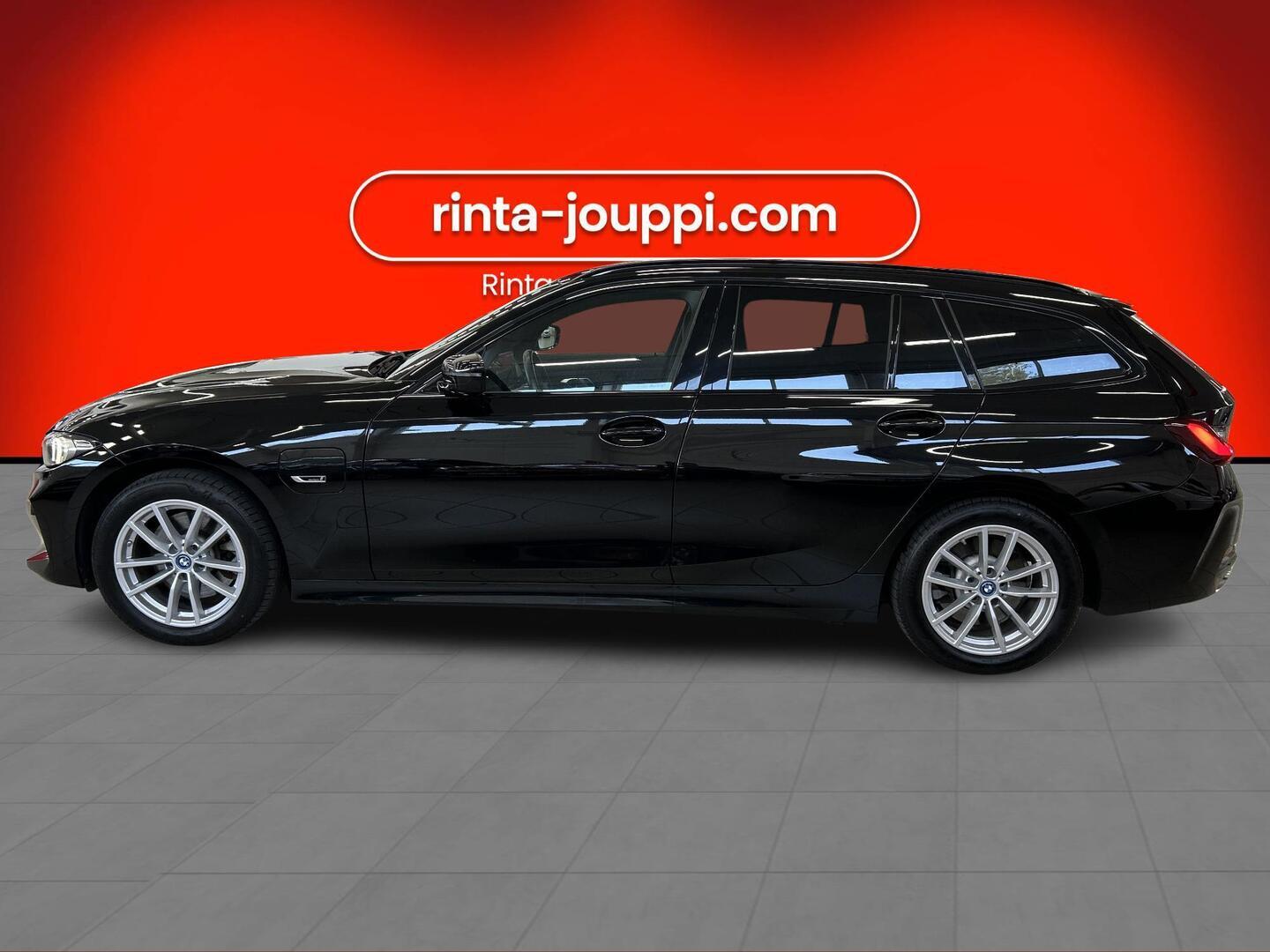BMW 330 2023