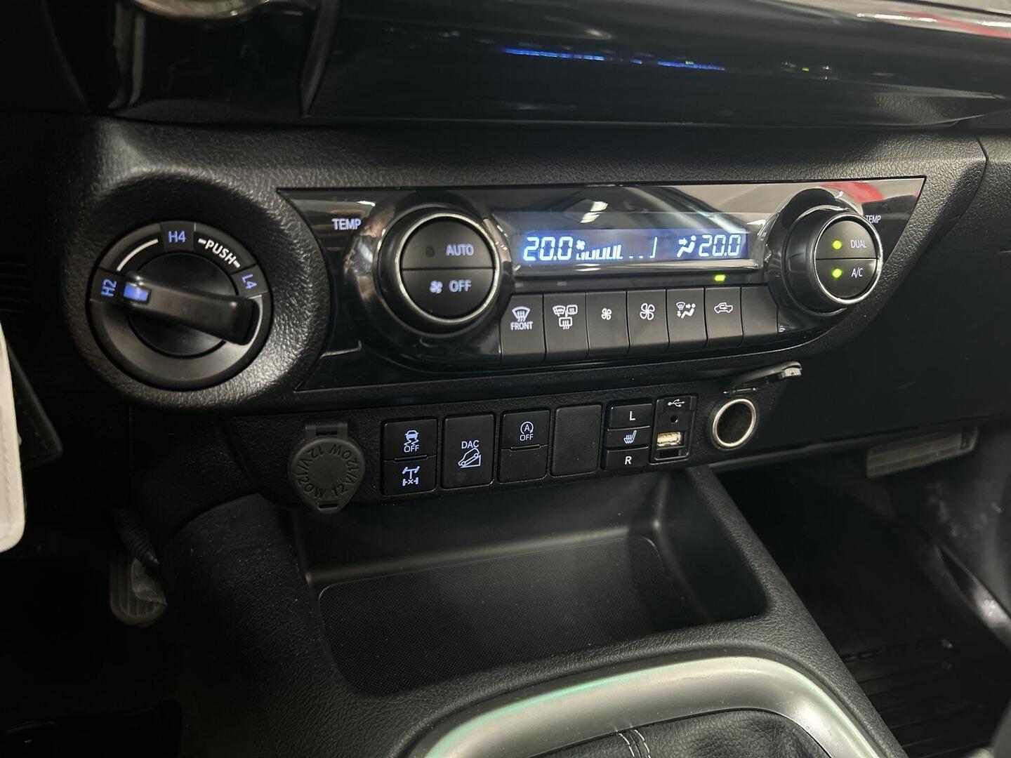 TOYOTA Hilux 2023