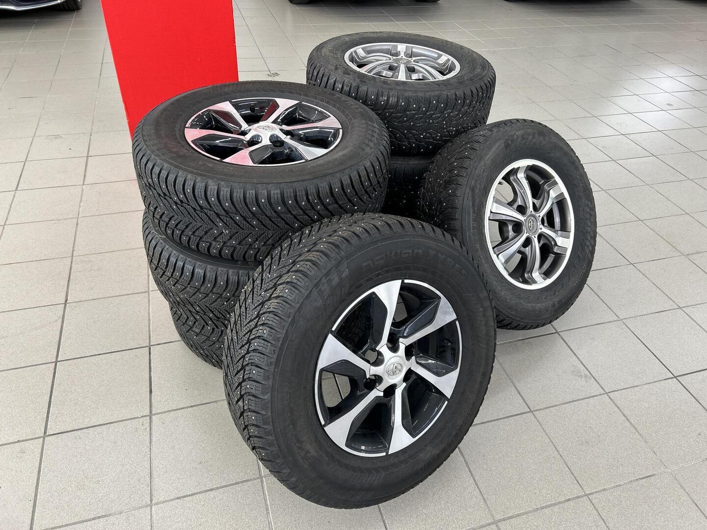 TOYOTA Hilux 2023
