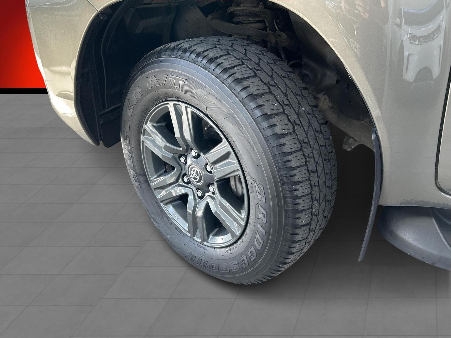TOYOTA Hilux 2023
