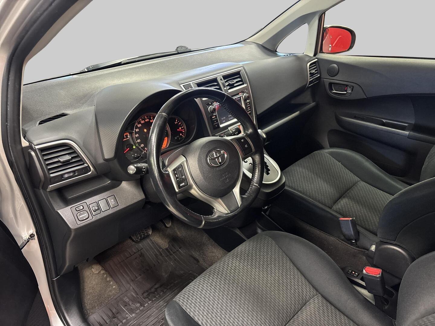 TOYOTA Verso-S 2012