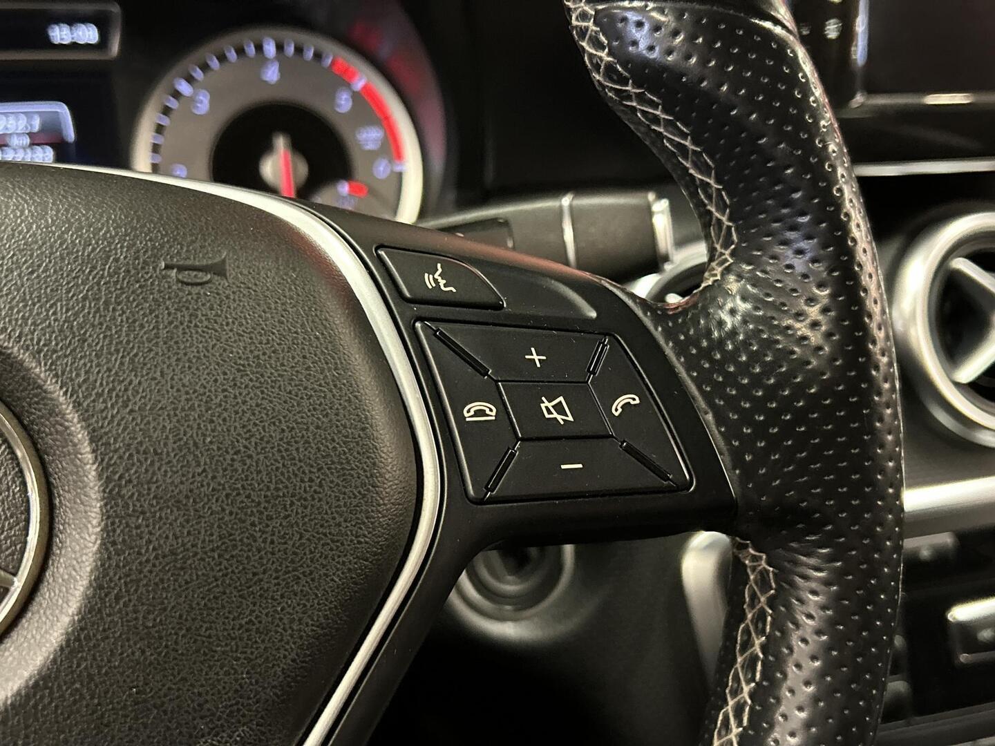 MERCEDES-BENZ A 2015