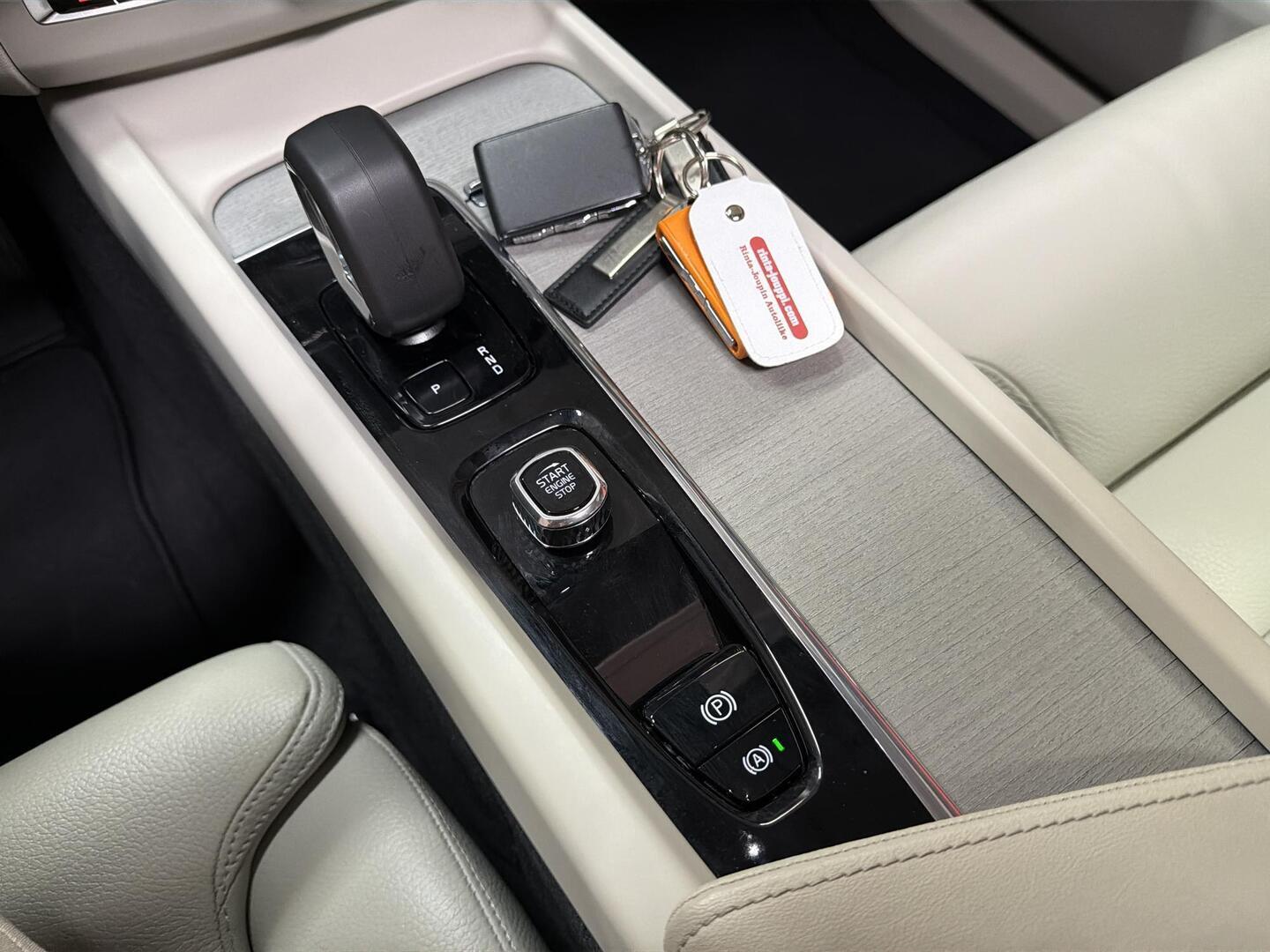 VOLVO XC60 2024