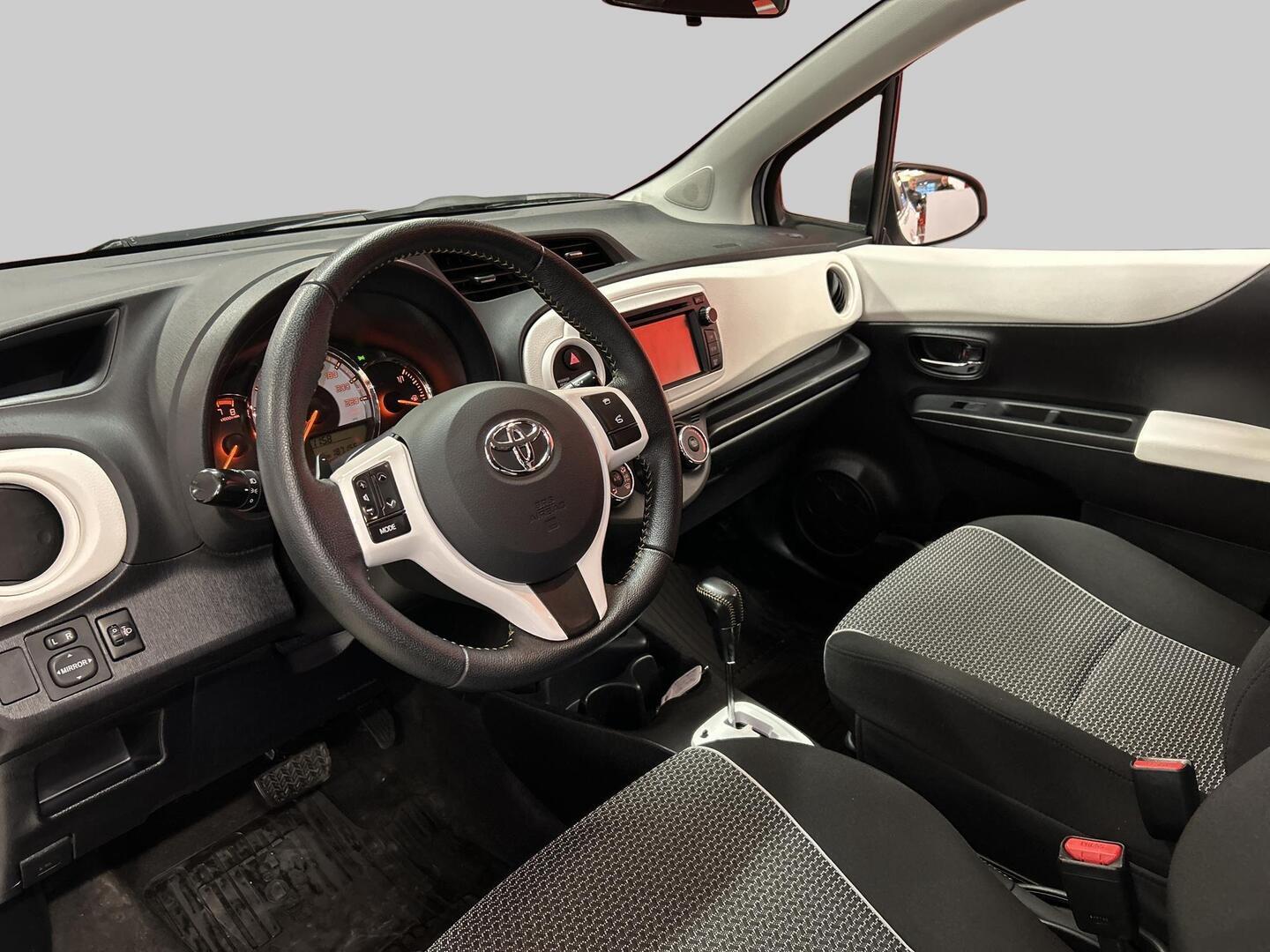 TOYOTA Yaris 2013